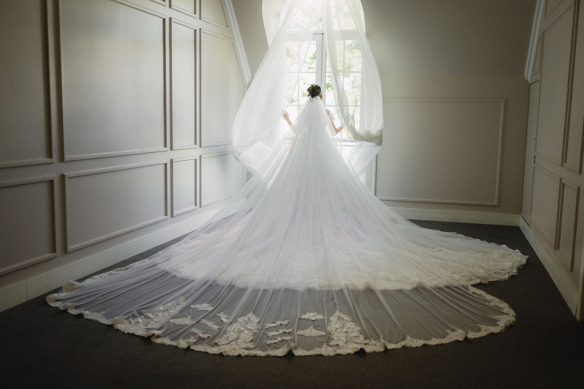 Elie Saab et Monique Lhuillier : les robes de mariée de l'automne 2027